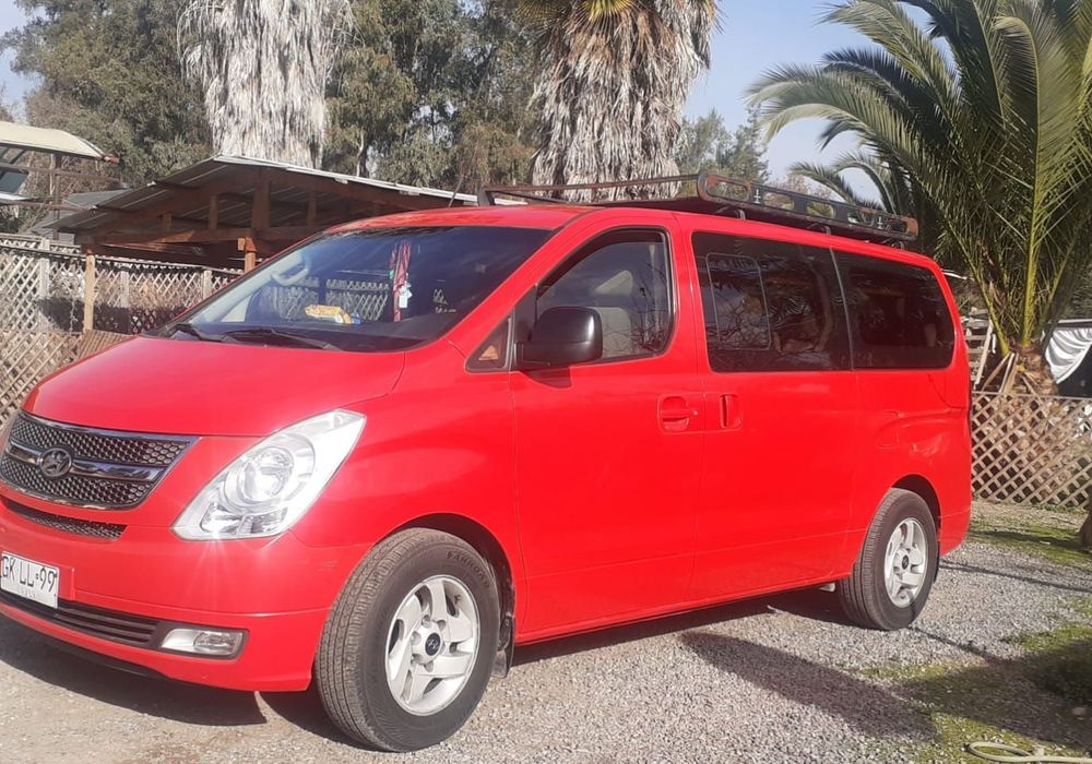 Van roja de pasajeros Danyviajes con parrilla portaequipaje